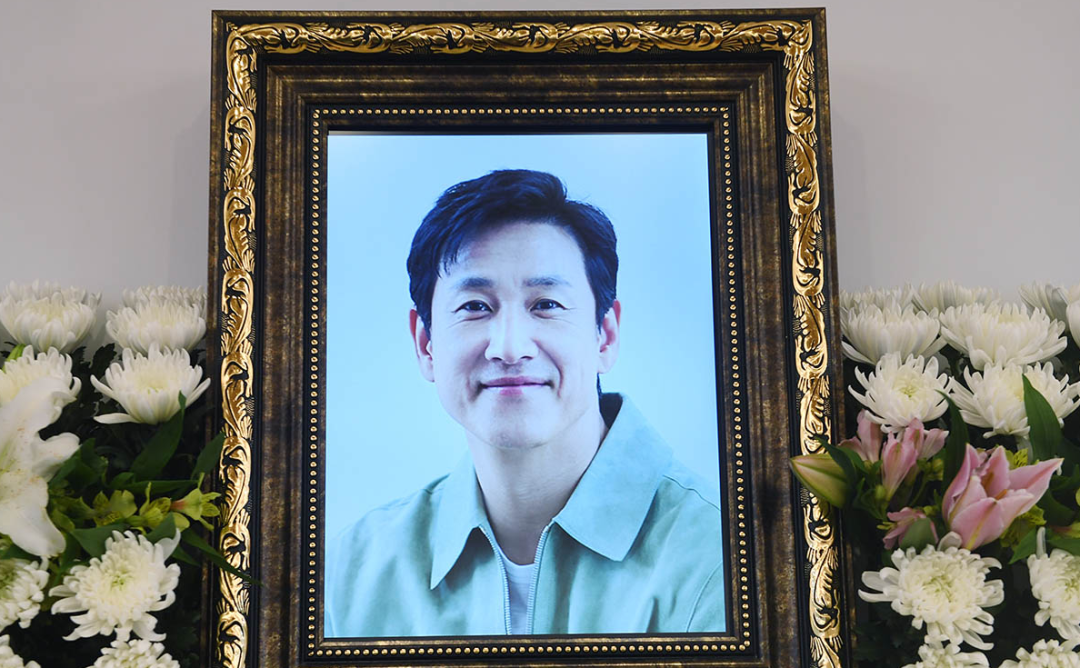 48岁知名男星举行葬礼!金喜善等超100位明星出席,妻儿全程痛哭