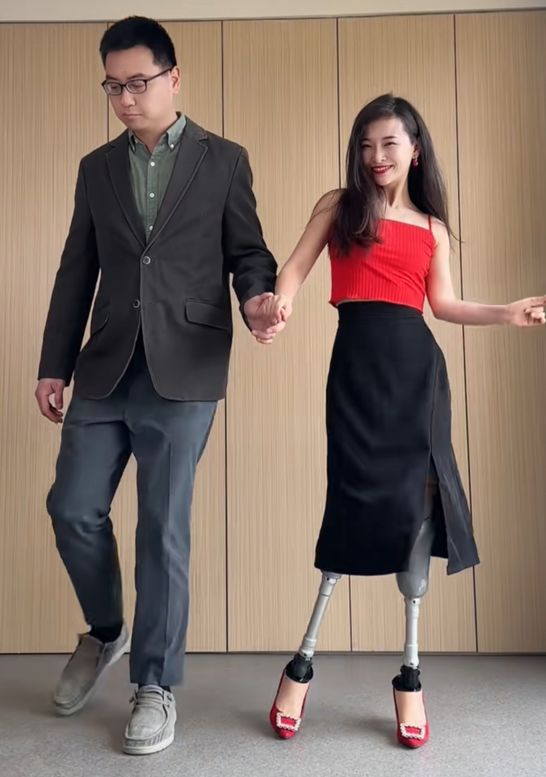 汶川地震|汶川地震截肢者廖智与帅气老公跳舞,因穿裙子高跟鞋露假肢引争议