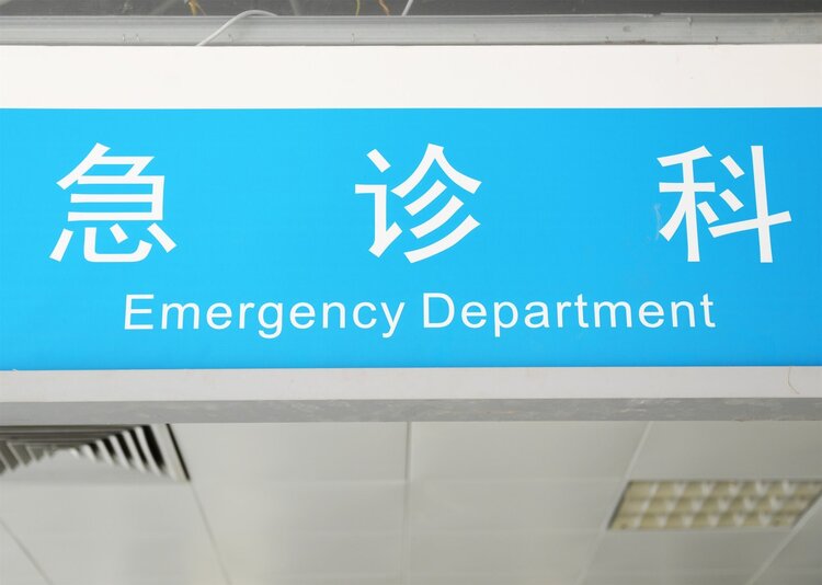 两位心梗患者,一人扎十指放血,一人拨打120,最后都怎么样了?