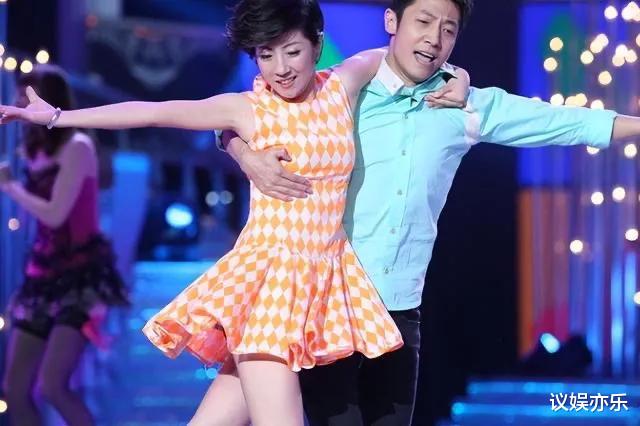 撒贝宁|撒贝宁全家福曝光，43岁妹妹颜值高气质佳，混血龙凤胎正脸超萌