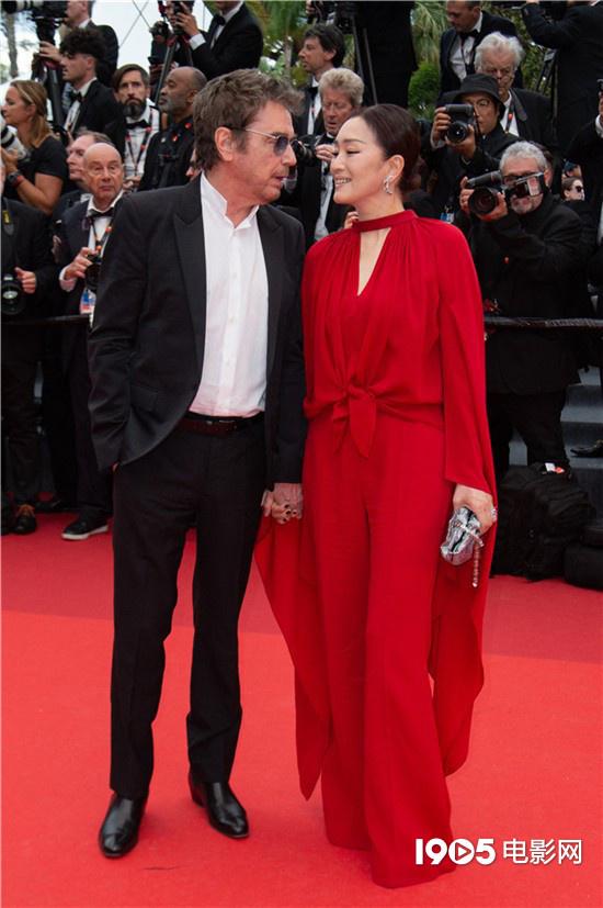 巩俐|巩俐穿中国红亮相戛纳红毯 明艳大气尽显女王风范