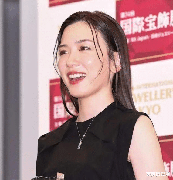 韩国人头皮塞骨水泥垫高颅顶，日本人贴头皮搞湿发风，都是些啥啊