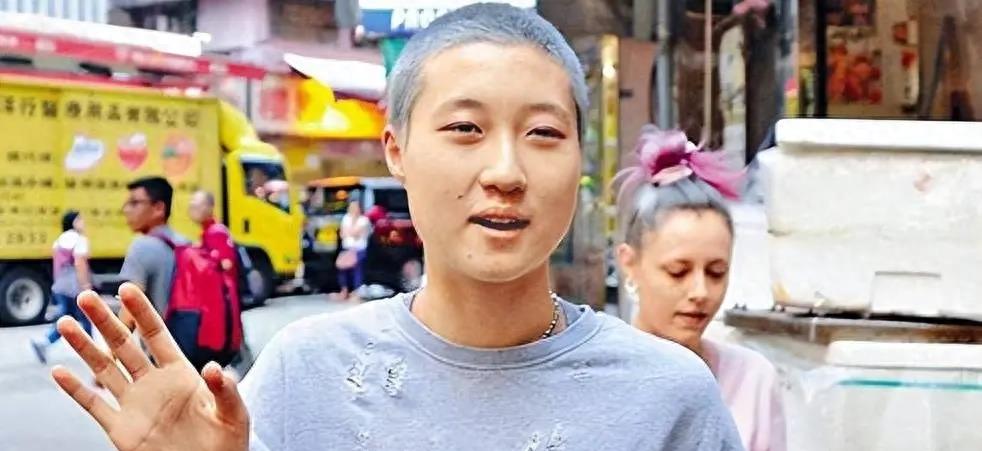 为斩草除根,成龙对乞讨为生的女儿下“毒手”,简直丧尽天良