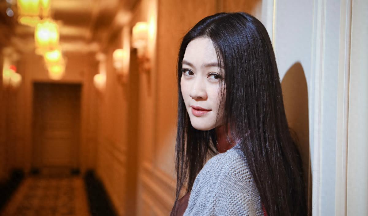 初恋陆毅，痴爱王志文，富豪老公入狱去世后，她竟拿130亿笑活下去