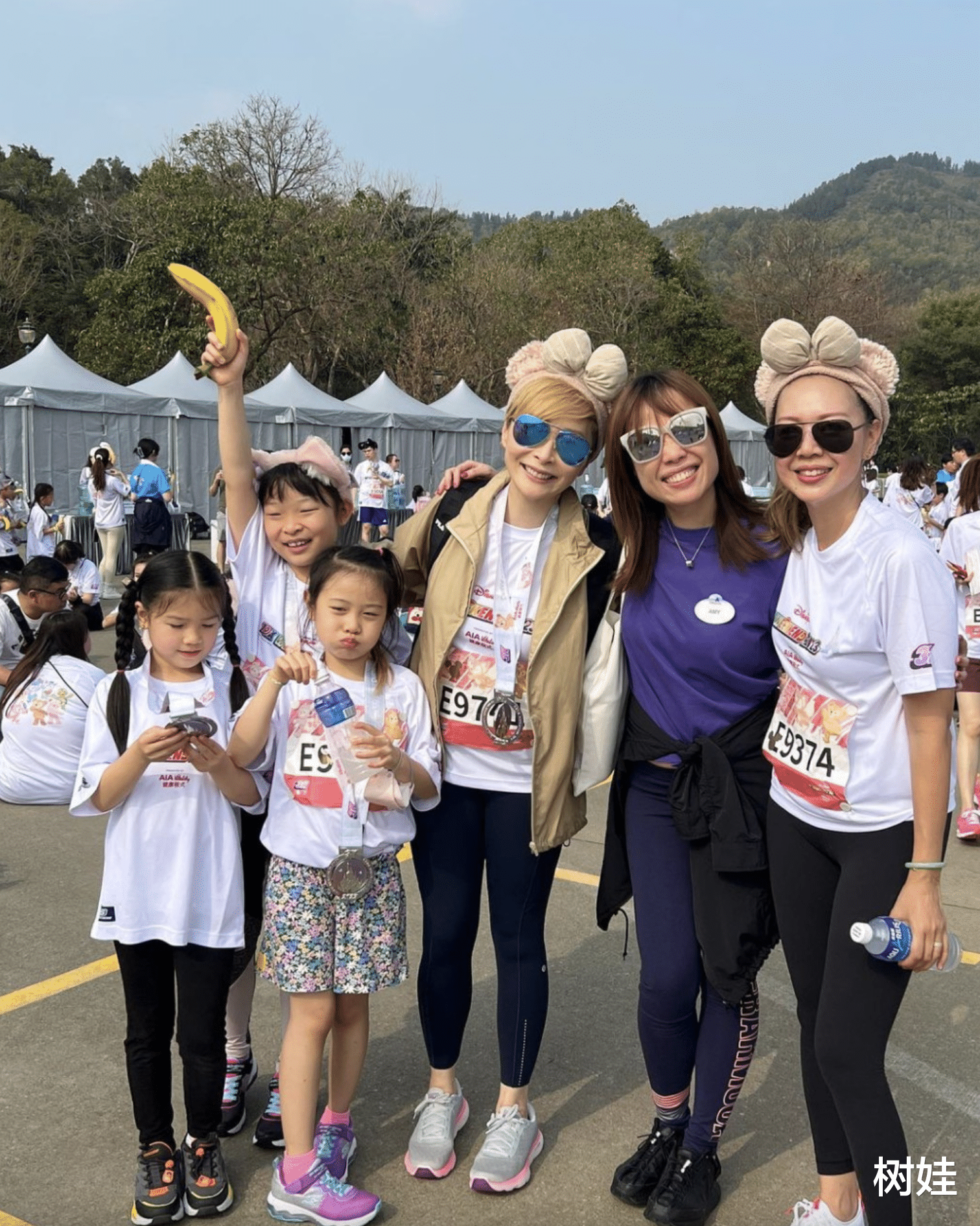 钟丽淇|钟丽淇携女参加跑步比赛，12岁长女不会走路，靠妹妹搀扶画面温馨