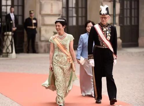 王冠 约旦婚庆典礼上，佩玛首次梳卷发美过小姑，久子妃气场强大放异彩