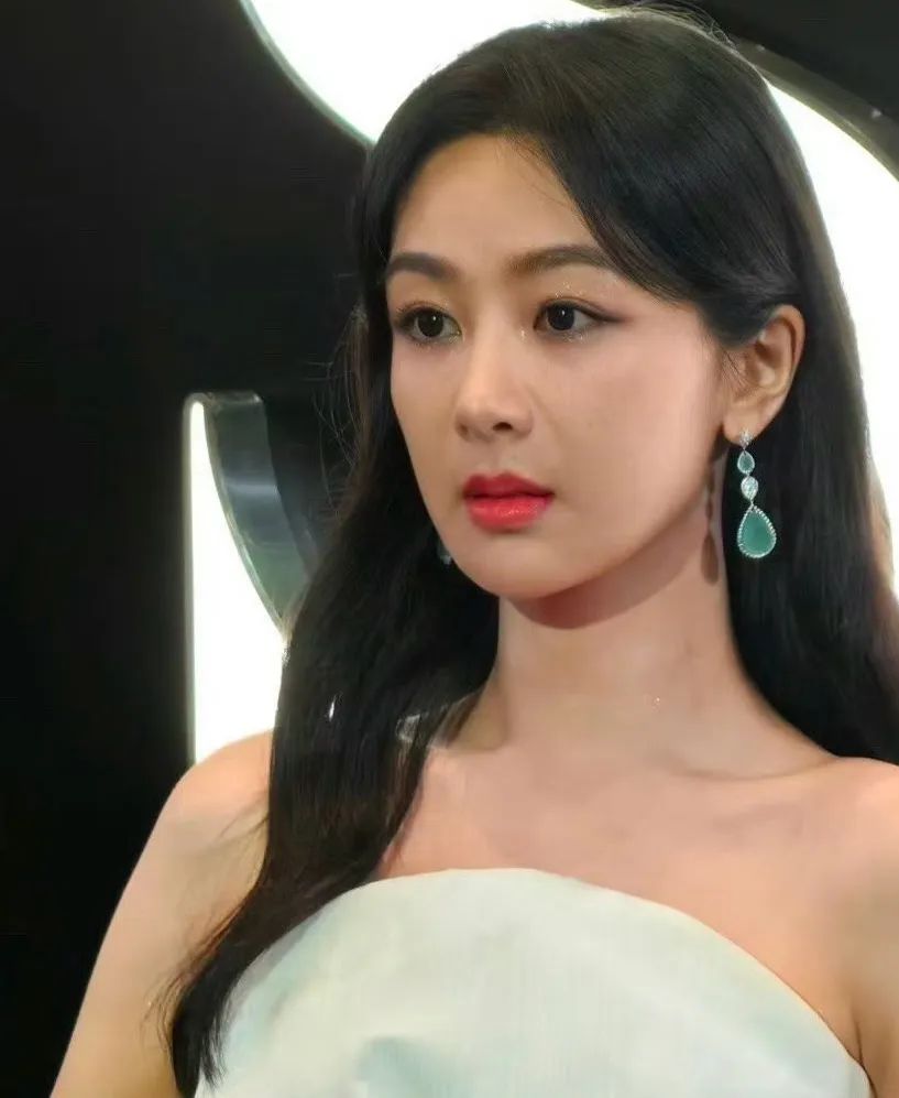 见鬼了！杨紫艳压了穿“野鸡高定”的迪丽热巴……