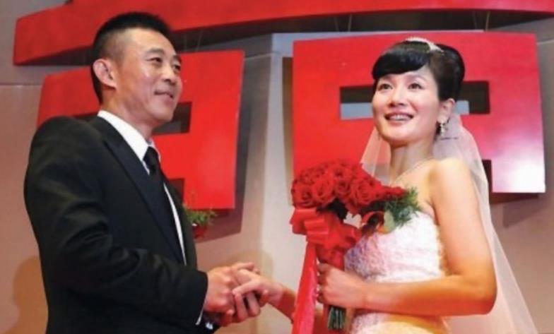 离婚后只字不提前夫侯勇，与女儿相依为命，如今45岁如冻龄少女