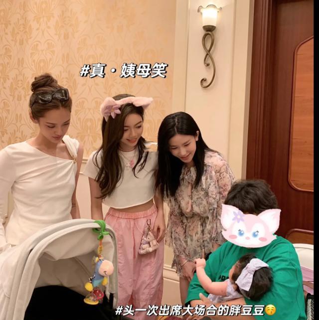 程晓玥|程晓玥带女儿和闺蜜喝下午茶,和网红合影很贵气,比苗苗生活奢侈