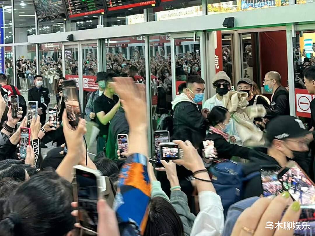 明星直播反拍私生粉,事后机场遭报复性泼水,信件被安装跟踪器