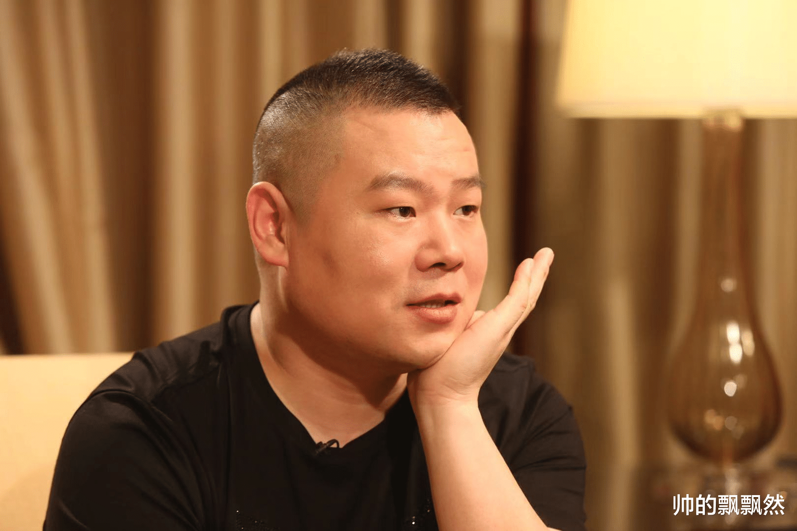 岳云鹏：给5个姐姐买车买房，把普通妻子当宝，弟弟却在农村种地