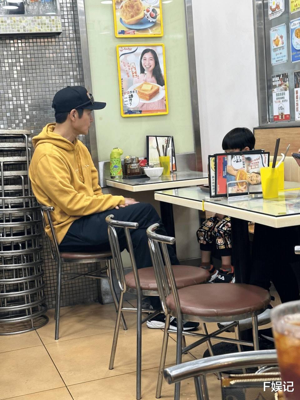 郑嘉颖当好爸爸独自带大儿子出去玩 在用餐时一个细节获网友大赞