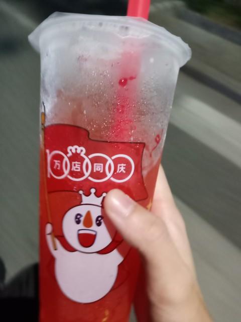 奶茶|蜜雪冰城又被新兵攻陷了，变“蜜雪兵城”，店内机器都冒烟了！