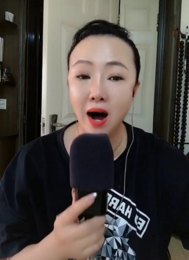 孙立荣|孙立荣:赵本山的第一位女徒弟,上过春晚,嫁富豪丈夫被宠成公主