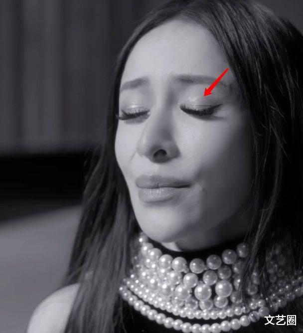 44岁萧亚轩新MV状态堪忧:双眼皮贴翘边,流泪后脱妆,假发片明显