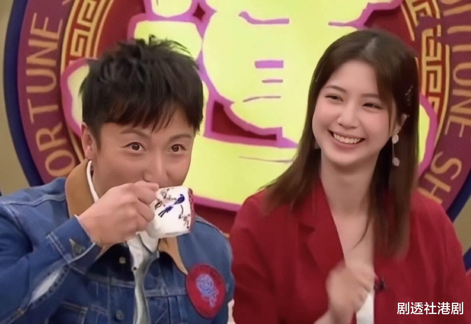 龙马精神|恭喜！香港知名荧幕男神被曝新恋情，新任女友是艺术家长相漂亮