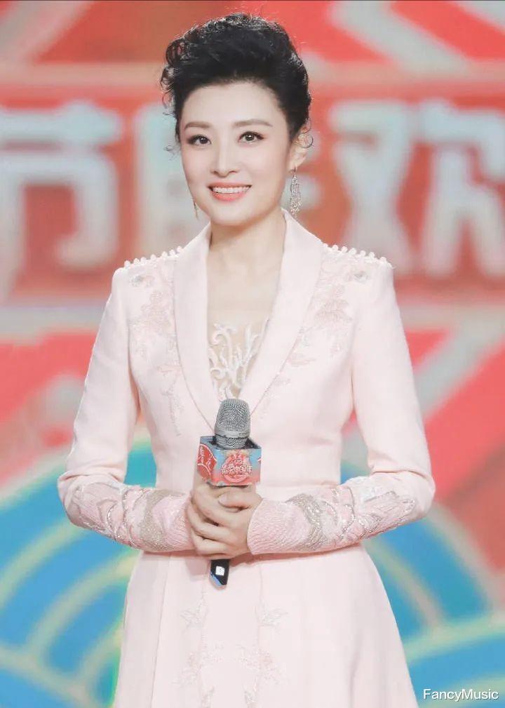 5位退休主持人：周涛演电影，欧阳夏丹住豪宅，一个比一个精彩！