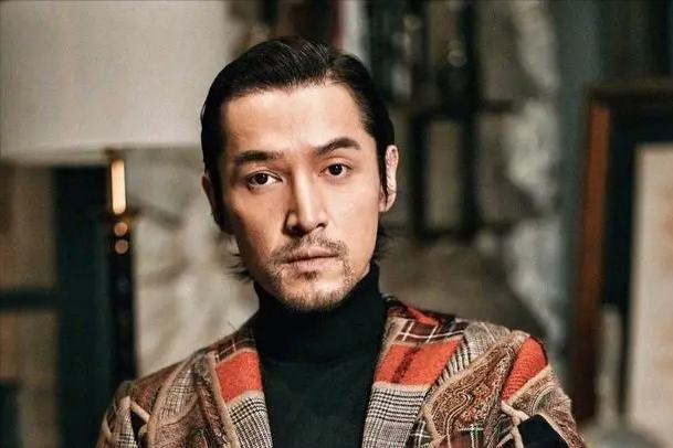 胡歌饰演张桂梅丈夫惹争议,被质疑不够尊重女性,曾力挺家暴男星