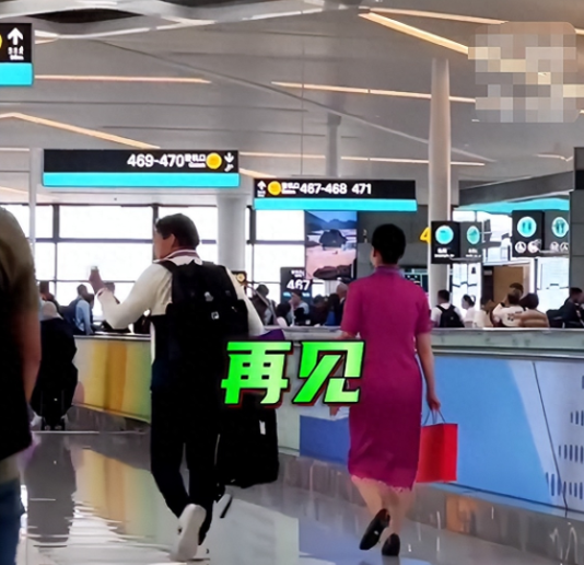 霍启刚抱郭晶晶火炬独自返港，身上挂满包对镜挥手，网友：显眼包