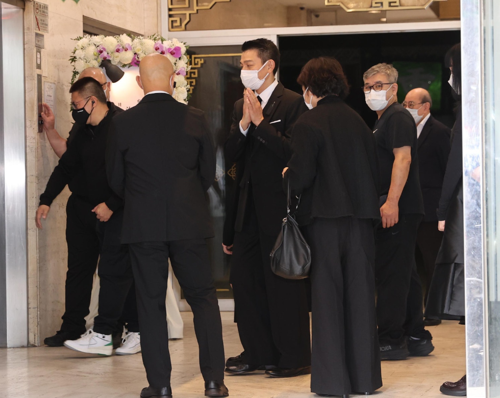 刘德华携妻儿现身父亲葬礼,刘母送别亡夫,郭富城任贤齐众星送花牌