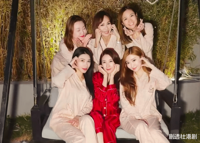 恭喜!39岁香港人气女星在海边大婚,婚纱造型像岸上美人鱼