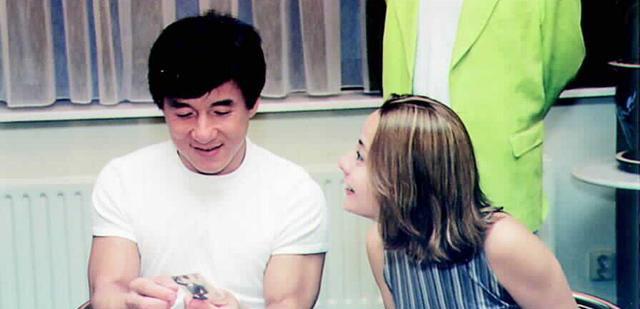 成龙|成龙首位女徒弟法拉美穗,爆红后引退17年下落成谜