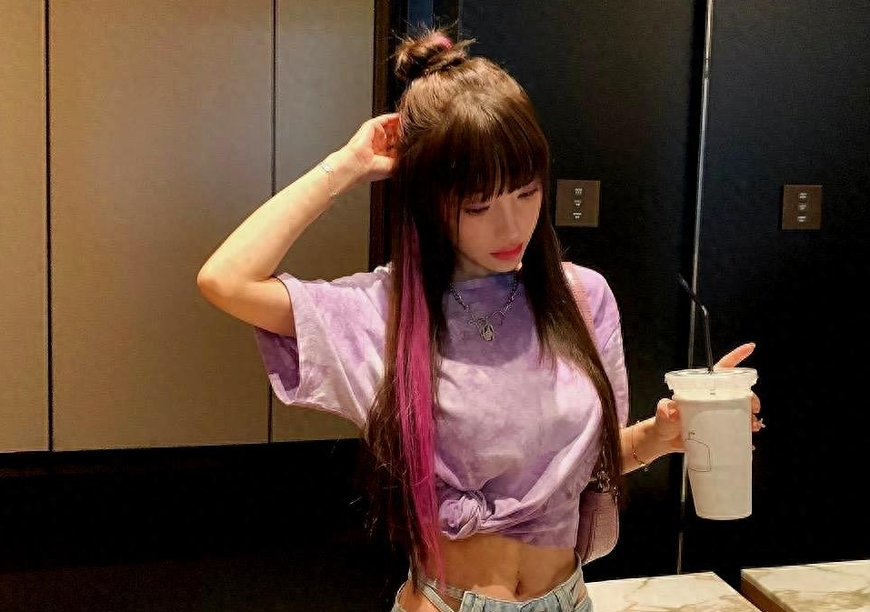 李小璐穿黑丝出门似摩登女郎,大方展示任路人拍照,竟撞脸柳岩?