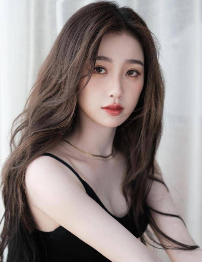 虞书欣生图曝光！H型身材有肚腩，腿又短又粗，被嘲撞脸金美娜