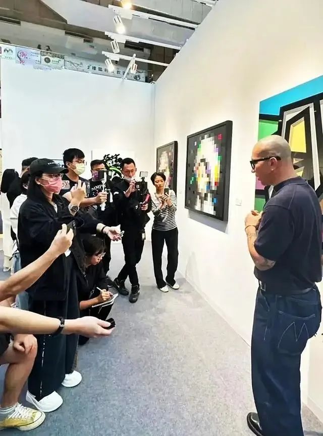 大S老公具俊晔台北办画展，照片打上马赛克就是艺术？
