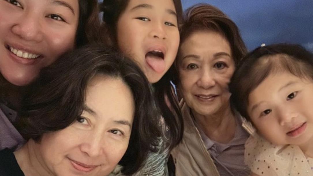 何超琼|名媛曾昭怡晒照庆祝母亲节，干妈何超琼出镜，两人感情深如亲母女