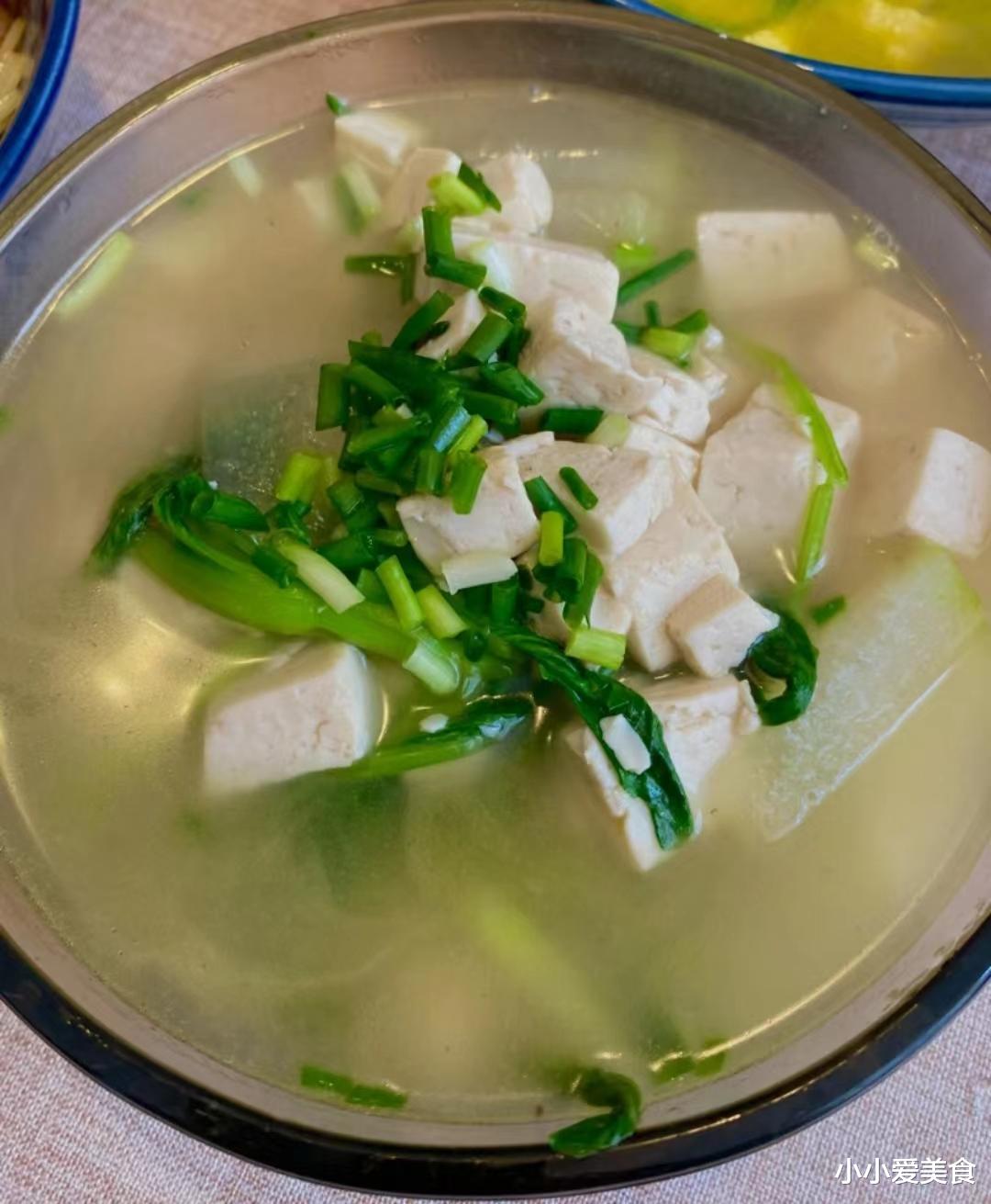 馒头|女子晒婆婆做晚餐，走红朋友圈，网友：比吃啃馒头强，知足吧