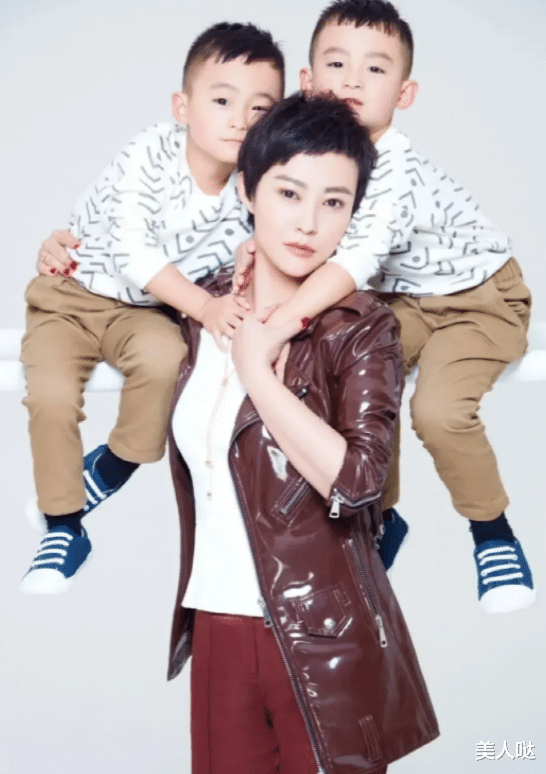 郝蕾携子拍大片，双胞胎儿子长相呆萌太像爸，郝蕾的基因完全没遗传到