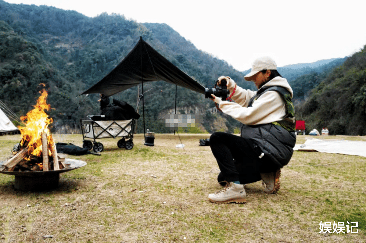 朱丹|朱丹带女儿去露营,5岁小小丹已戴上眼镜,周一围忙着拍戏挣钱