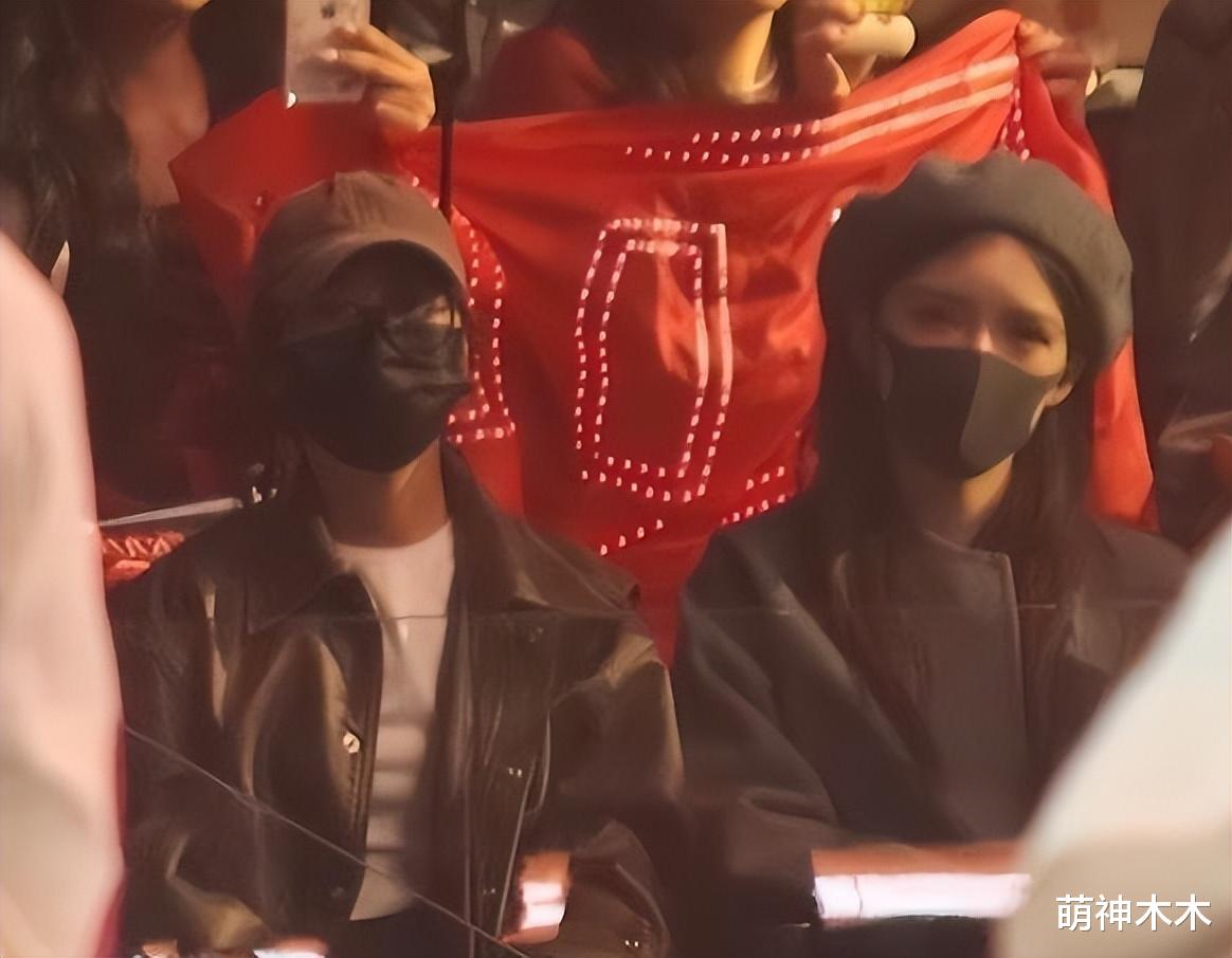 爱豆丁程鑫被曝恋爱!演唱会疑与女友隔空传情,粉丝彻底破防