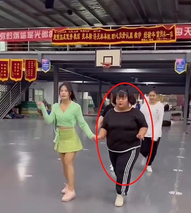 暴饮暴食 重量级女网红突然死亡,年仅22岁,死因真相曝光,家属拉横幅大闹