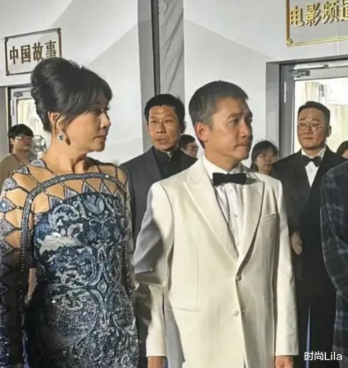 57岁刘嘉玲金鸡奖生图,国风鱼尾裙又闪又亮,“花瓶身材”好馋人