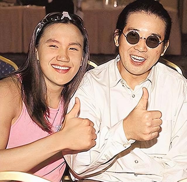 |秦汉孙女5岁生日，与家人酒店开派对庆祝太开心，五官精致像爷爷！