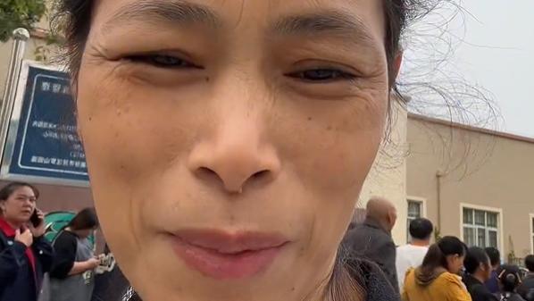 幼儿园 生孩子要趁早！女子去幼儿园接娃被误以为是奶奶：你孩子在哪个班