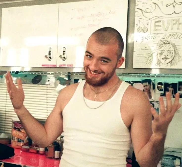 痛心！25岁知名男星于家中离世，上周刚埋葬父亲，生前表现令人唏嘘