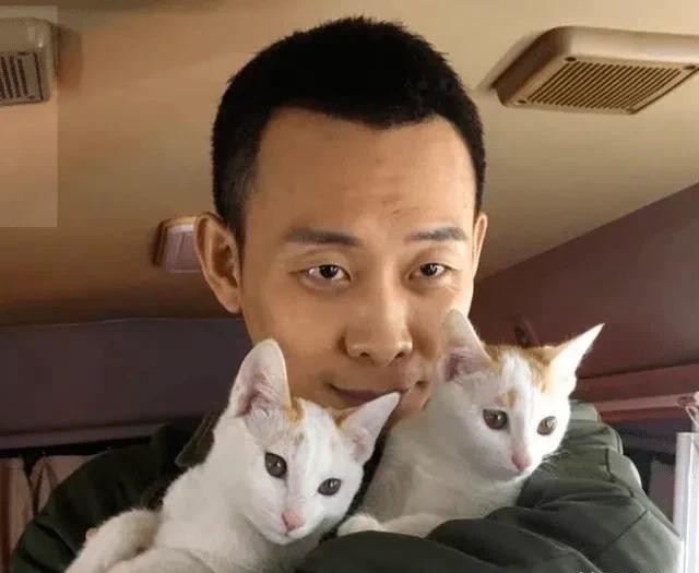 周冬雨|张译近照曝光！参加豪华酒局，弯腰敬酒太卑微，穿千元短袖引争议