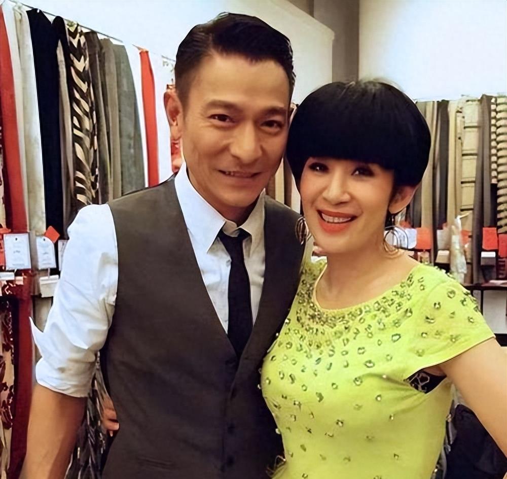 吴君如在香港街头可谓是赚足眼球！手拎30万高奢包，一头金发女人味十足