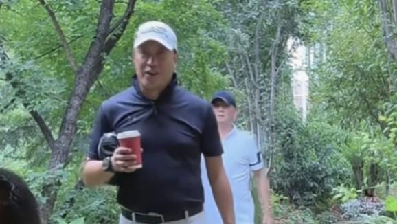 张兰直播，吃醋质问儿子，前夫罕见入镜，嘴上嫌弃，却不停夹菜