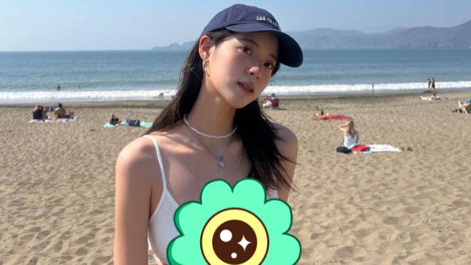 23岁欧阳娜娜沙滩照曝光，内衣外穿大方秀身材，网友：幼儿园身材