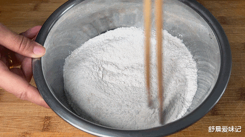 豆角|豆角水饺包的家常做法,馅料鲜美,面皮蓬松柔软,底部焦香可口