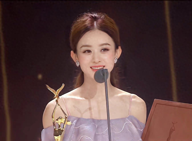 事实证明，“自成一派”的赵丽颖，已走上了演员的另一条大道！