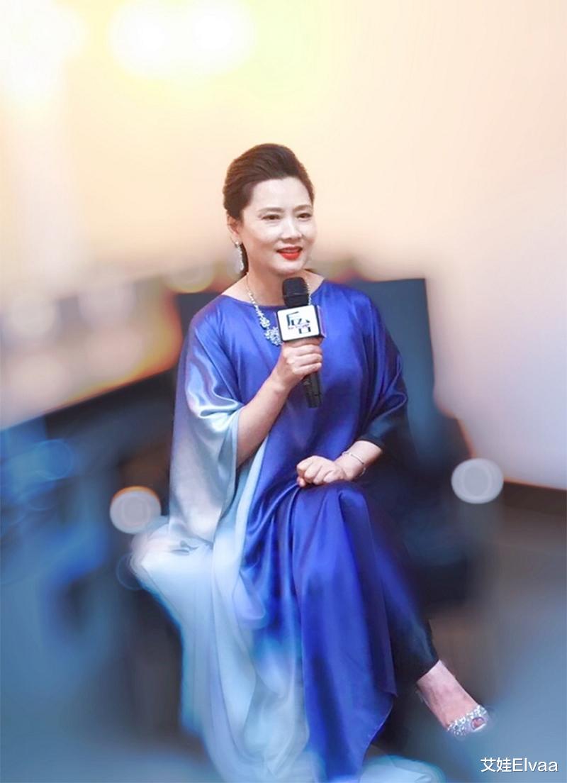 旗袍 看了何赛飞的打扮，我悟了：发不扁塌、裙穿旗袍，才更知性优雅