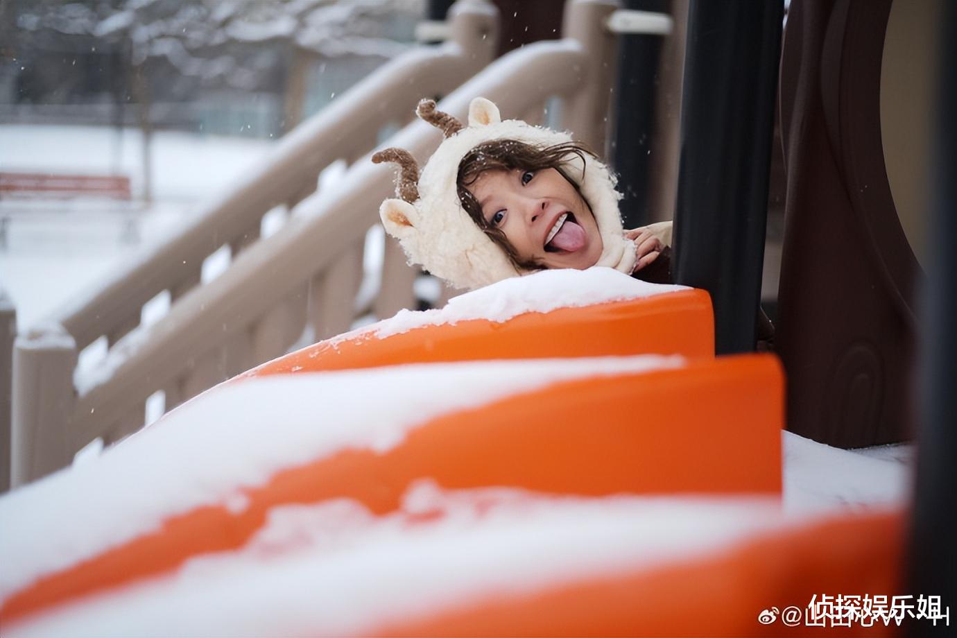 “超女”黄雅莉挺超大孕肚玩雪，原相机下状态完美，纤细手臂抢镜