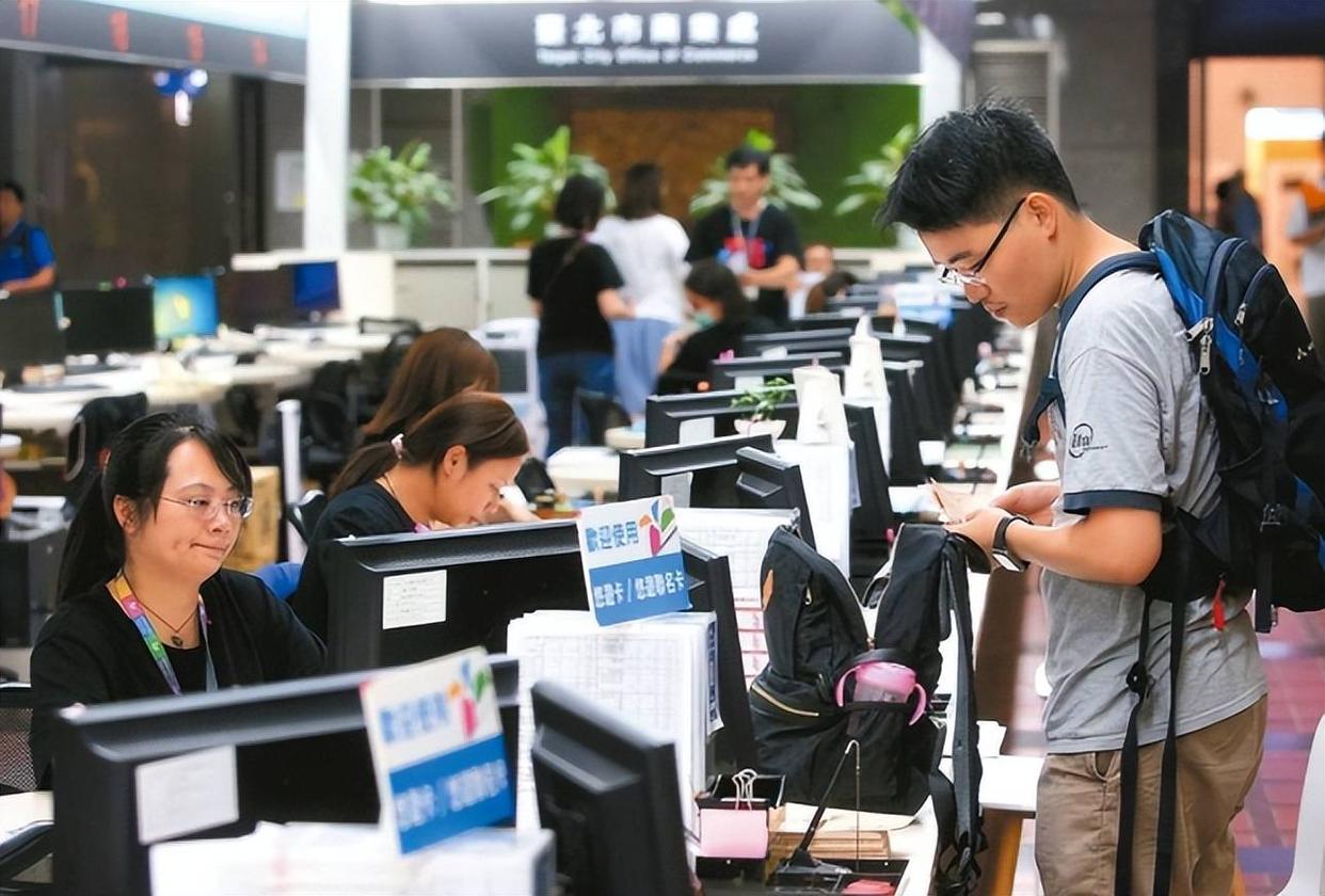 多位在职公务员晒“工资条”，看了实发工资后，网友却不淡定了