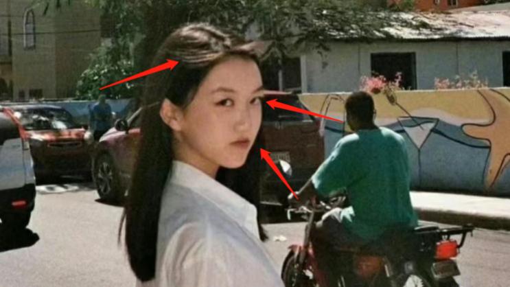 杨紫|17岁李嫣回眸照引热议，疤痕不显气场强大，网友：李亚鹏基因太强！