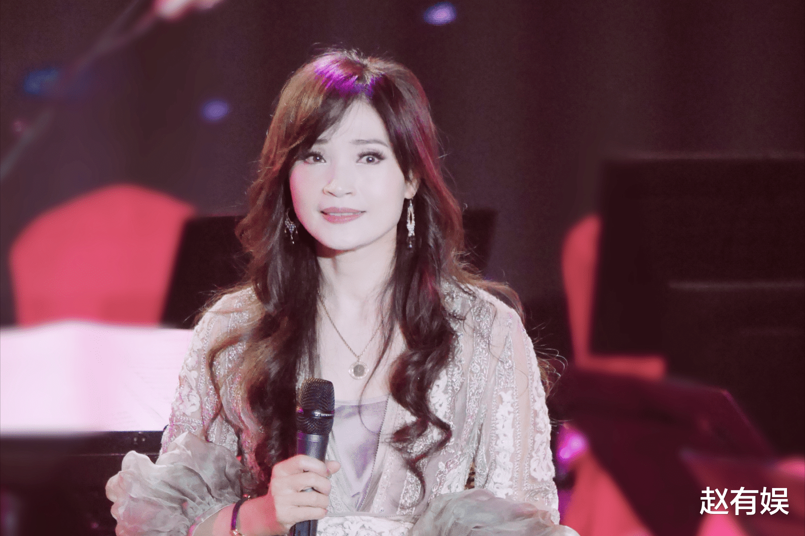 出道35年零绯闻，56岁不恋爱不结婚不生子，无父无母孑然一身